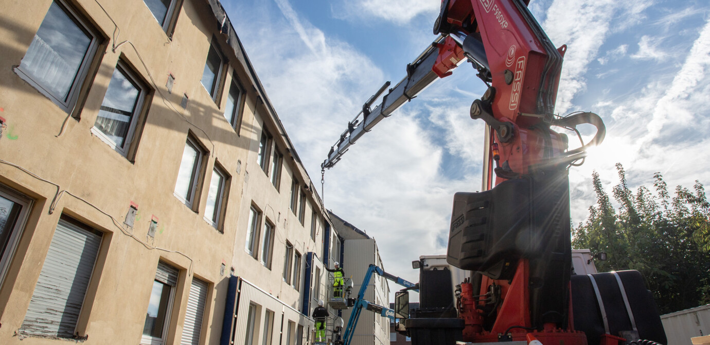 Vorher – Nachher: Mit Hilfe industriell vorgefertigter Fassadenelemente können Bestandsgebäude effizient thermisch saniert werden. Vorher – Nachher: Mit Hilfe industriell vorgefertigter Fassadenelemente können Bestandsgebäude effizient thermisch saniert werden.